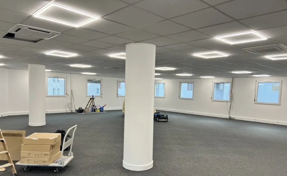 Plateau de bureaux en fin de chantier, plafond et éclairage