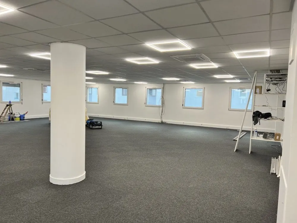 Plateau de bureaux en fin de chantier, côté fenêtres